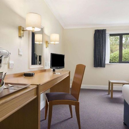 Days Inn Stafford Buitenkant foto