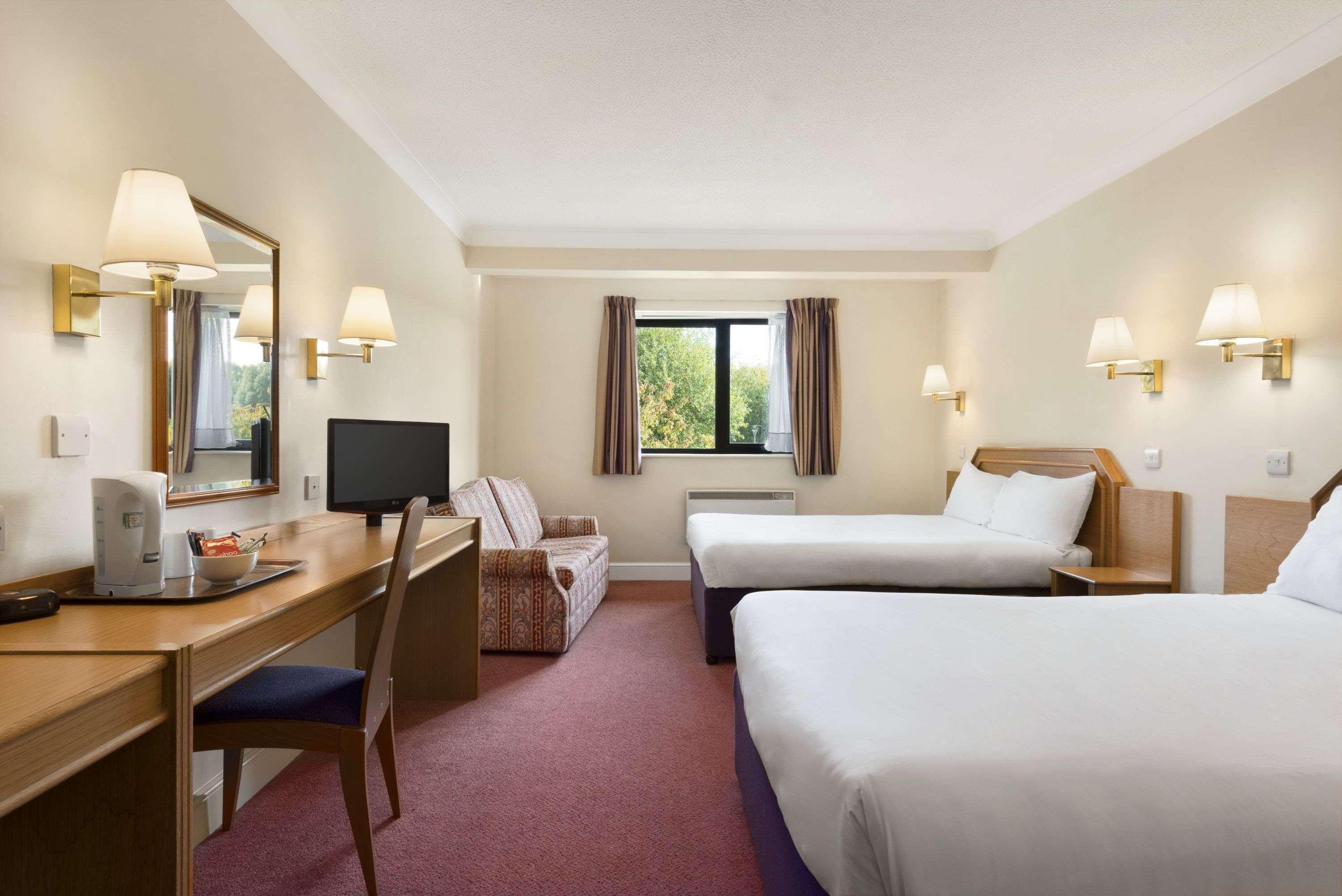 Days Inn Stafford Buitenkant foto