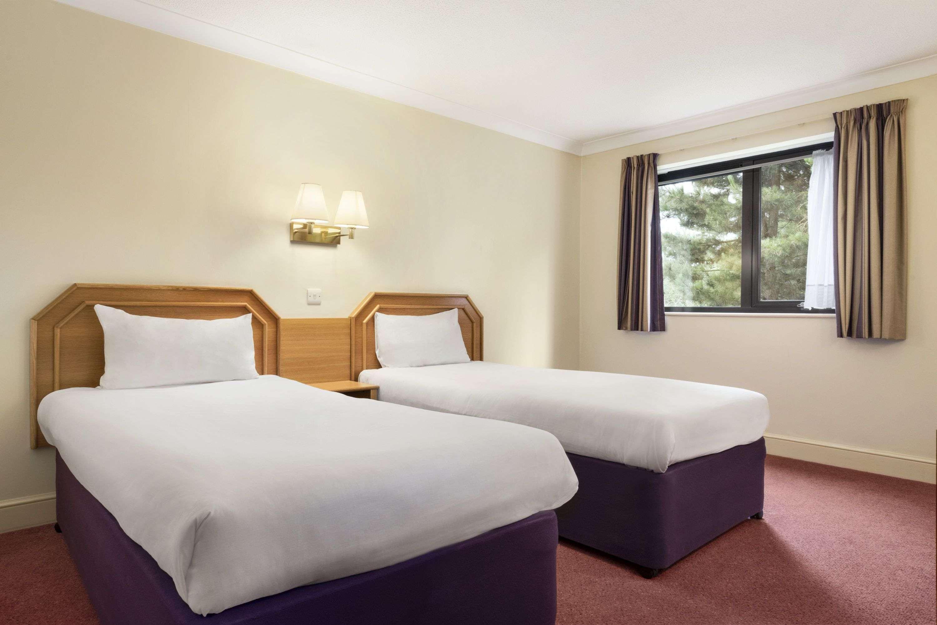 Days Inn Stafford Buitenkant foto