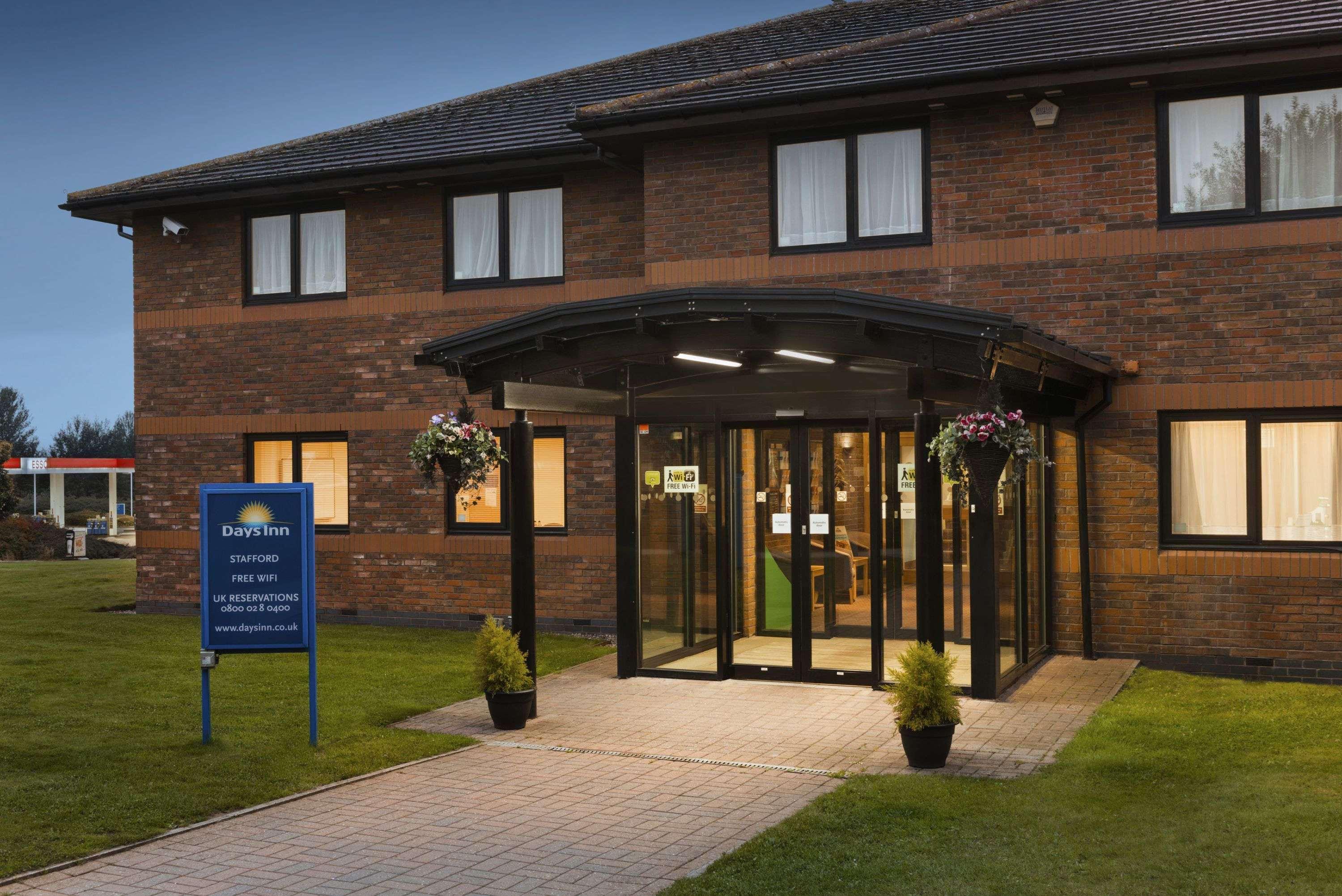 Days Inn Stafford Buitenkant foto