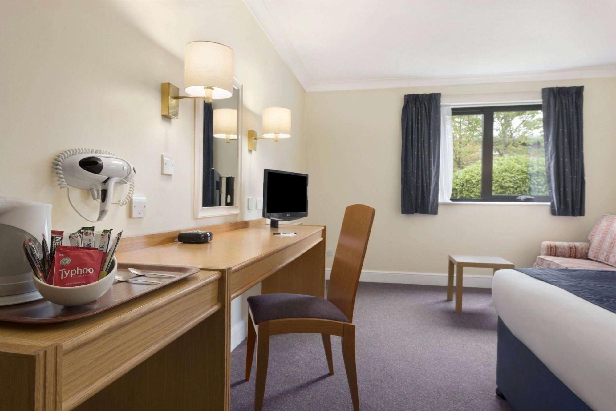 Days Inn Stafford Buitenkant foto