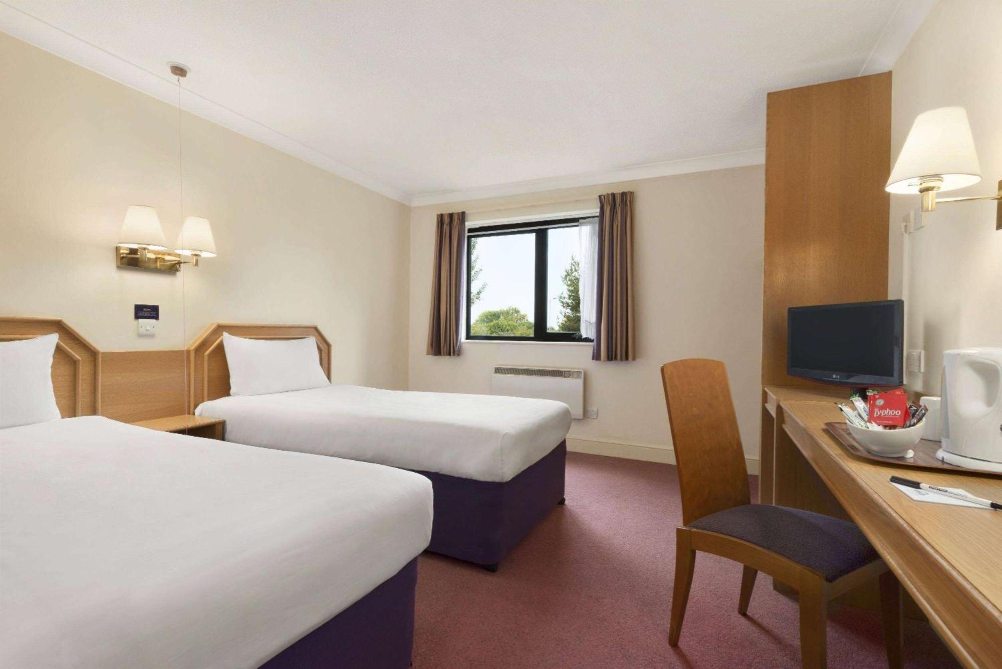 Days Inn Stafford Buitenkant foto