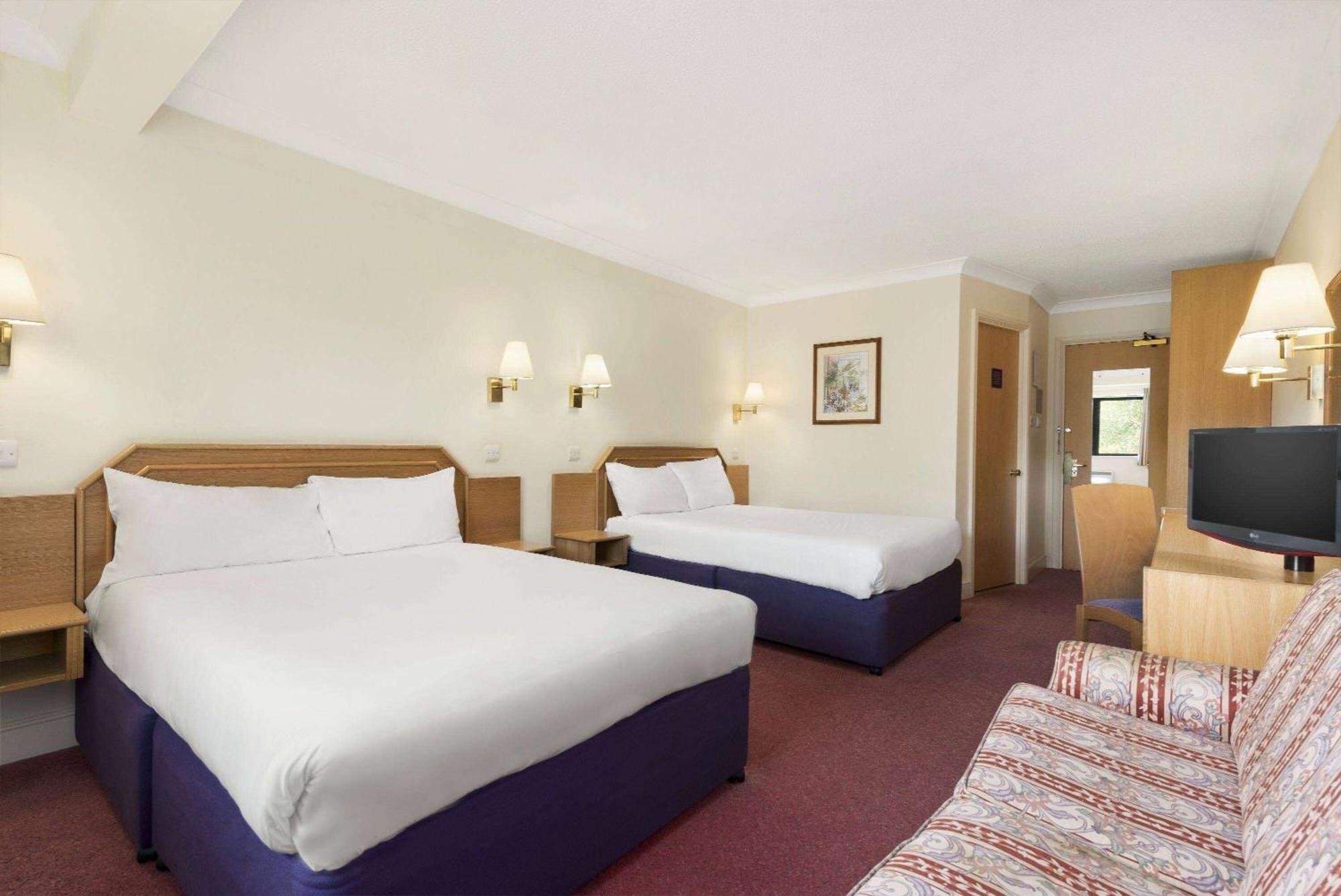 Days Inn Stafford Buitenkant foto