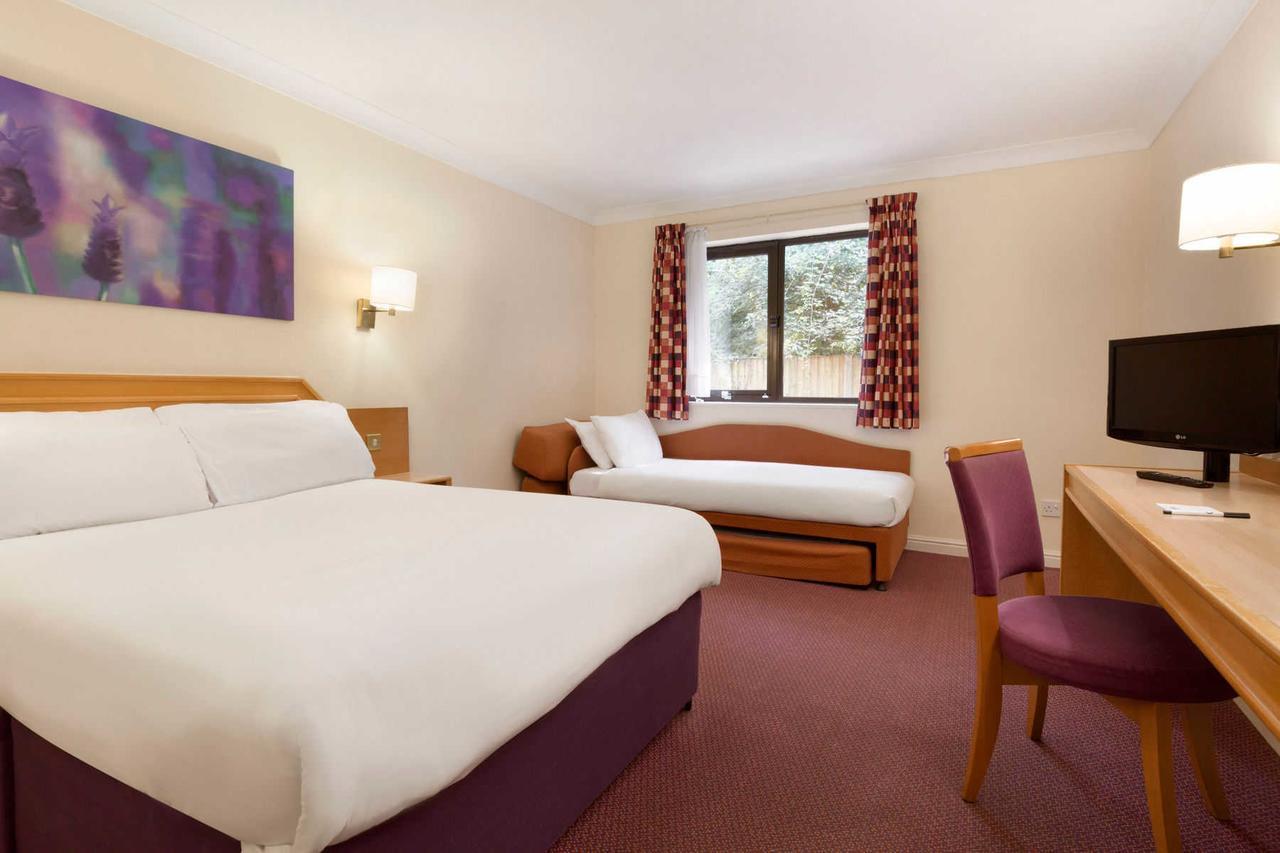 Days Inn Stafford Buitenkant foto