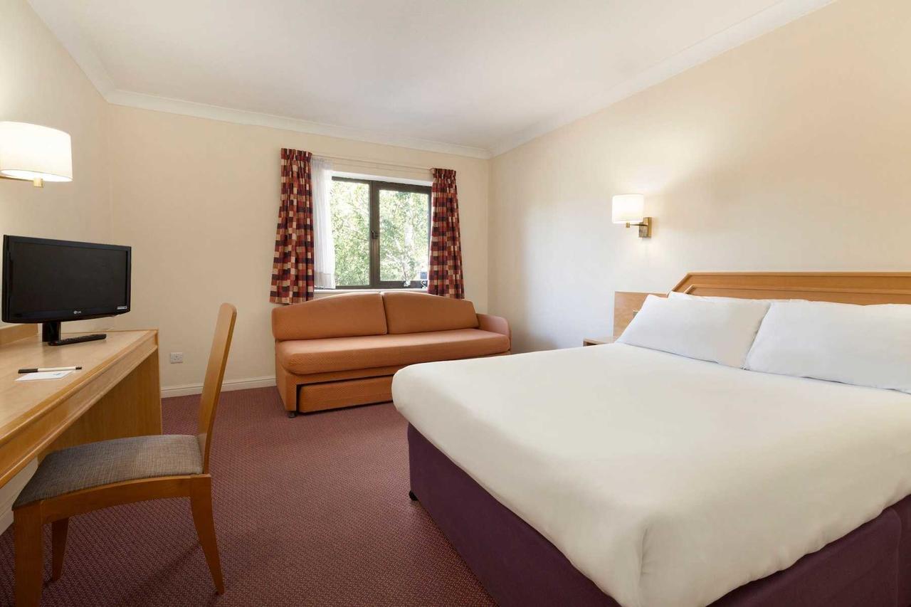 Days Inn Stafford Buitenkant foto