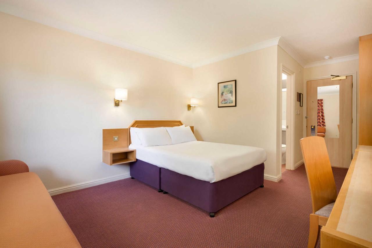 Days Inn Stafford Buitenkant foto