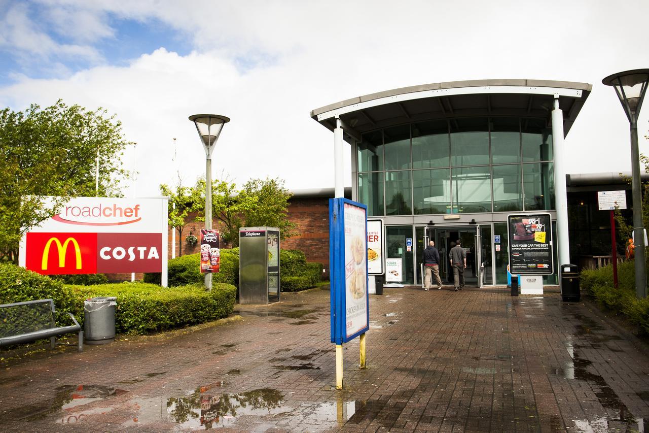 Days Inn Stafford Buitenkant foto
