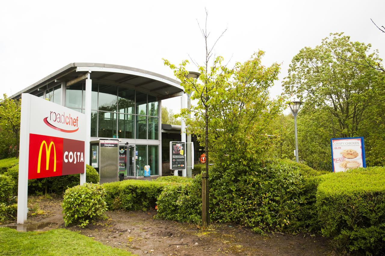 Days Inn Stafford Buitenkant foto