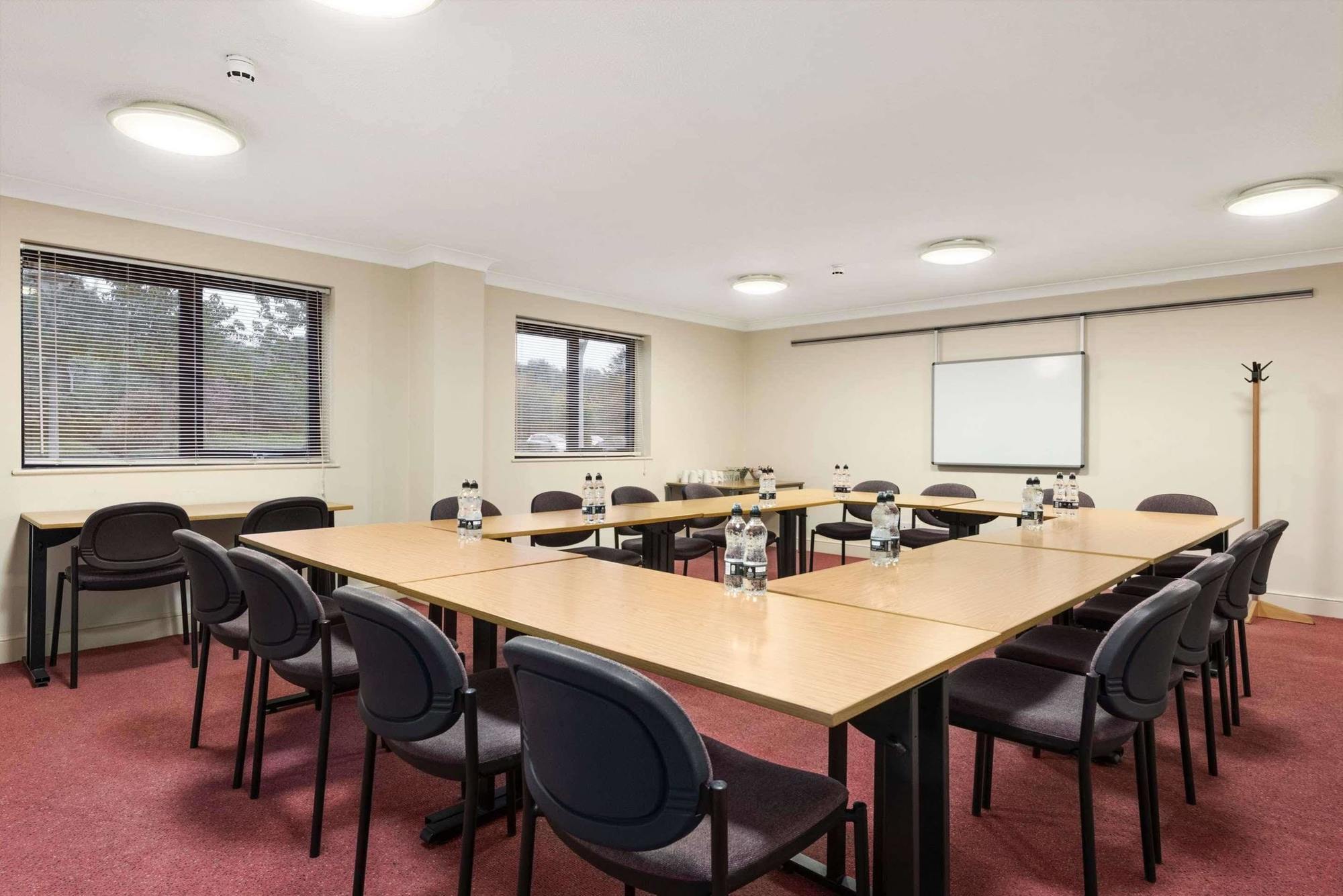 Days Inn Stafford Buitenkant foto
